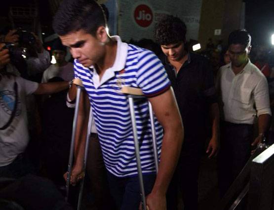 PHOTOS: बैसाखी के सहारे चल जस्टिन बीबर का शो देखने पहुंचे सचिन के बेटे