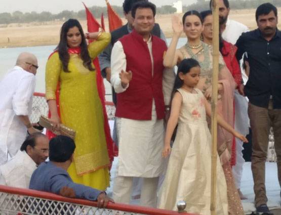 PHOTOS: वाराणसी के घाट पर ट्रेडिशनल लुक में नजर आईं कंगना