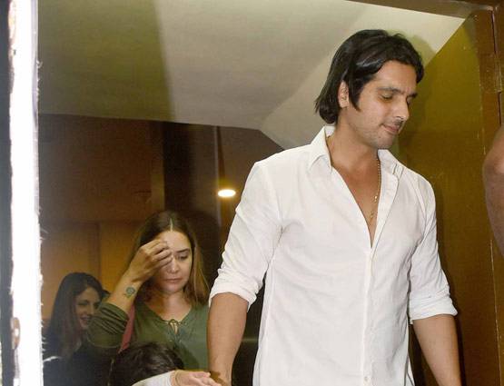 PHOTOS: बच्चों संग फिल्म देखने पहुंचे रितिक-सुजैन