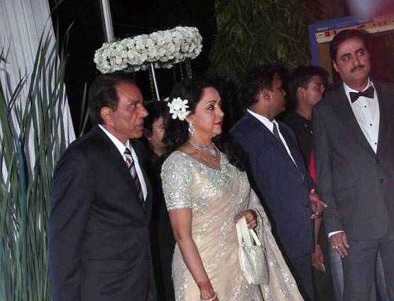 धर्मेंद्र-हेमा ने सेलिब्रेट की 37वीं वेडिंग एनिवर्सरी, देखें PHOTOS