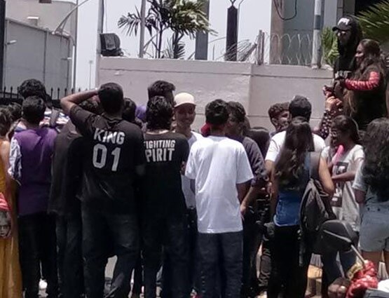 चार्टेड प्लेन से मुंबई पहुंचे बीबर, फैंस ने किया जोरदार WELCOME