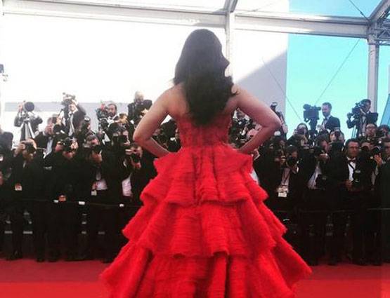 Cannes 2017: ब्लैक चैरी लिपस्टिक और रेड गाउन में दिखा ऐश्वर्या का GORGEOUS LOOK