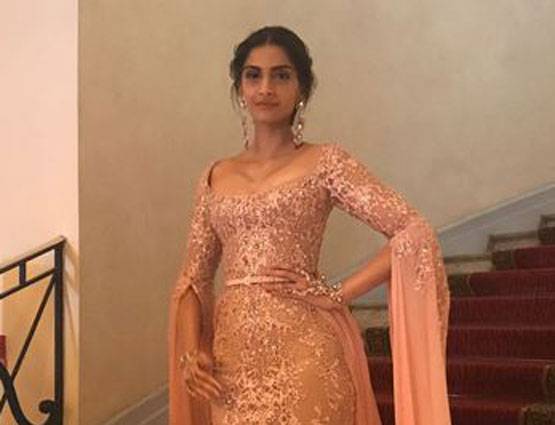 PHOTOS: Cannes 2017 में दिखा सोनम का ग्लैमरस लुक, पीच गाउन में आईं नजर