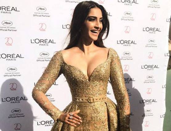 Cannes 2017: गोल्डन गाउन में दिखीं सोनम, क्या ये है Best Look