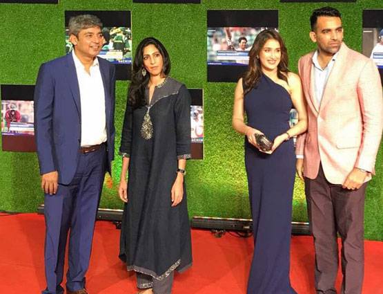 सचिन की मूवी का ग्रैंड प्रीमियर, बच्चन से लेकर खान तक पहुंचे