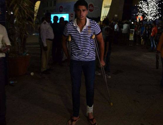 PHOTOS: बैसाखी के सहारे चल जस्टिन बीबर का शो देखने पहुंचे सचिन के बेटे