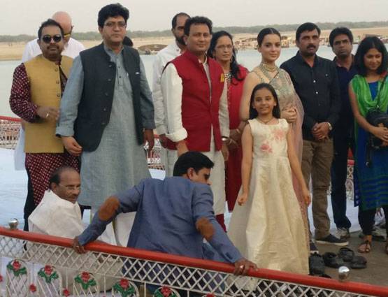 PHOTOS: वाराणसी के घाट पर ट्रेडिशनल लुक में नजर आईं कंगना