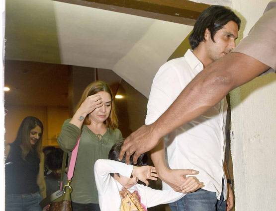 PHOTOS: बच्चों संग फिल्म देखने पहुंचे रितिक-सुजैन