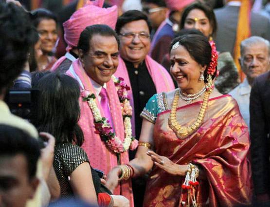 धर्मेंद्र-हेमा ने सेलिब्रेट की 37वीं वेडिंग एनिवर्सरी, देखें PHOTOS