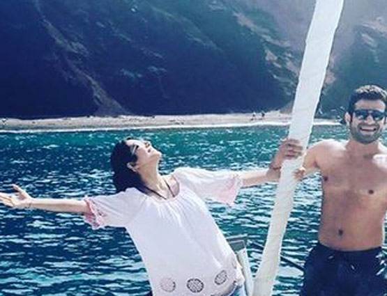 PHOTOS: 'रमन भल्ला' ग्रीस में मना रहे हैं शादी की दूसरी सालगिरह