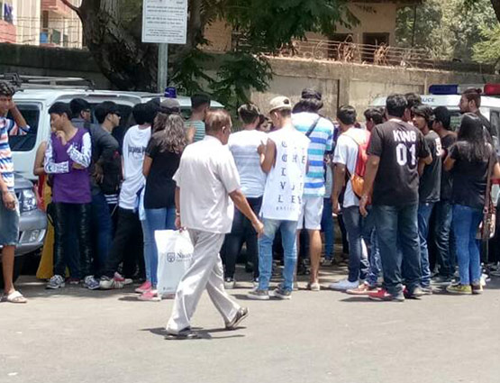 चार्टेड प्लेन से मुंबई पहुंचे बीबर, फैंस ने किया जोरदार WELCOME