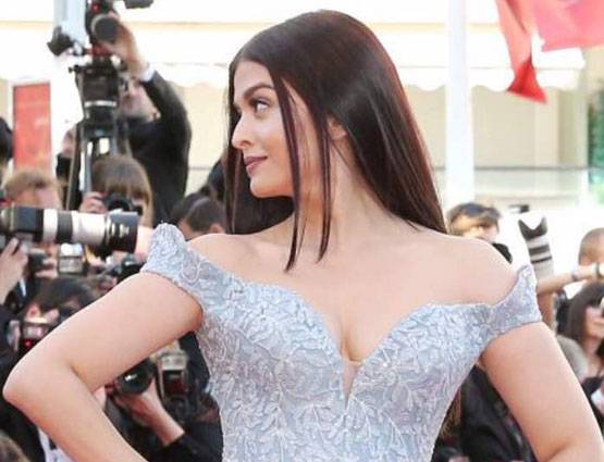Cannes 2017: ऐश्वर्या का बोल्ड एंड क्यूट बार्बी लुक, देखें photos