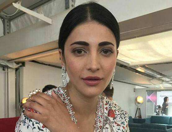 Cannes 2017: ऐश्वर्या, दीपिका के बीच कहीं खो गईं श्रुति हासन, देखें PHOTOS