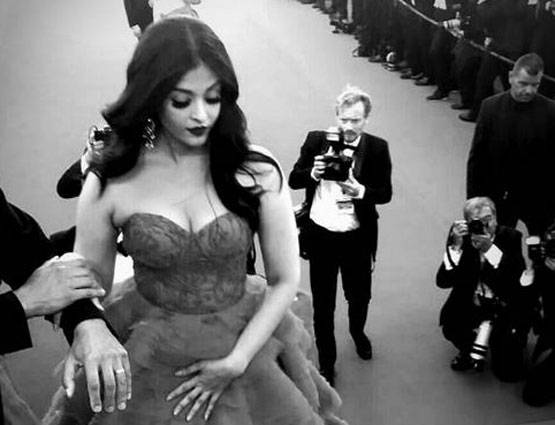 Cannes 2017: ब्लैक चैरी लिपस्टिक और रेड गाउन में दिखा ऐश्वर्या का GORGEOUS LOOK