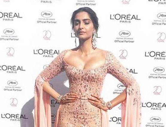 PHOTOS: Cannes 2017 में दिखा सोनम का ग्लैमरस लुक, पीच गाउन में आईं नजर