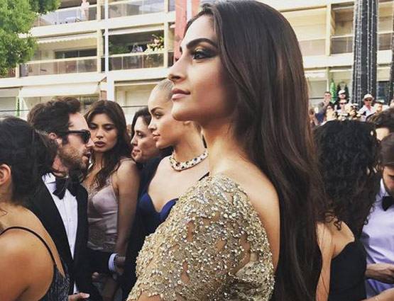 Cannes 2017: गोल्डन गाउन में दिखीं सोनम, क्या ये है Best Look