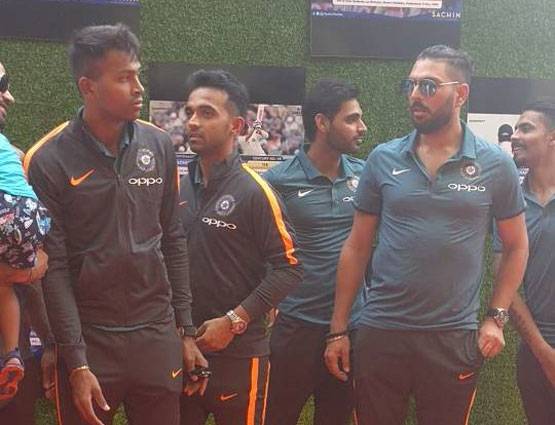 PHOTOS: सचिन की फिल्म का प्रीमियर, थियेटर बना स्टेडियम