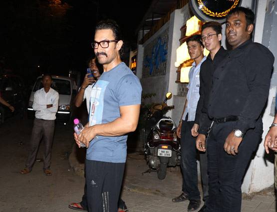 नोज पिन पहने आमिर दिखे सलमान खान के घर के पास...