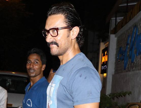 नोज पिन पहने आमिर दिखे सलमान खान के घर के पास...