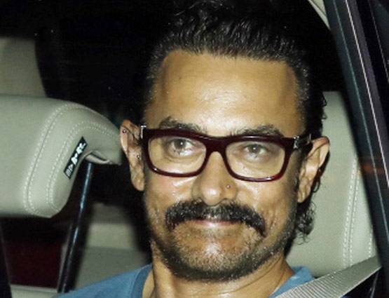 नोज पिन पहने आमिर दिखे सलमान खान के घर के पास...