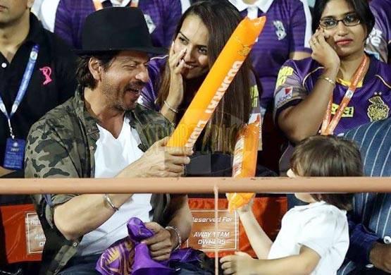 शाहरुख के बेटे अबराम के हाथ पर ये किसका दिल?