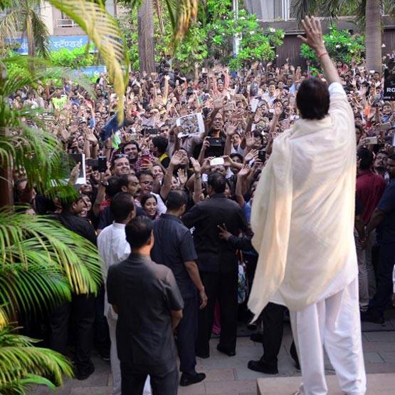 दादा के साथ फैंस से मिलीं आराध्या, बाद में बताया थोड़ी डरी हुई थी