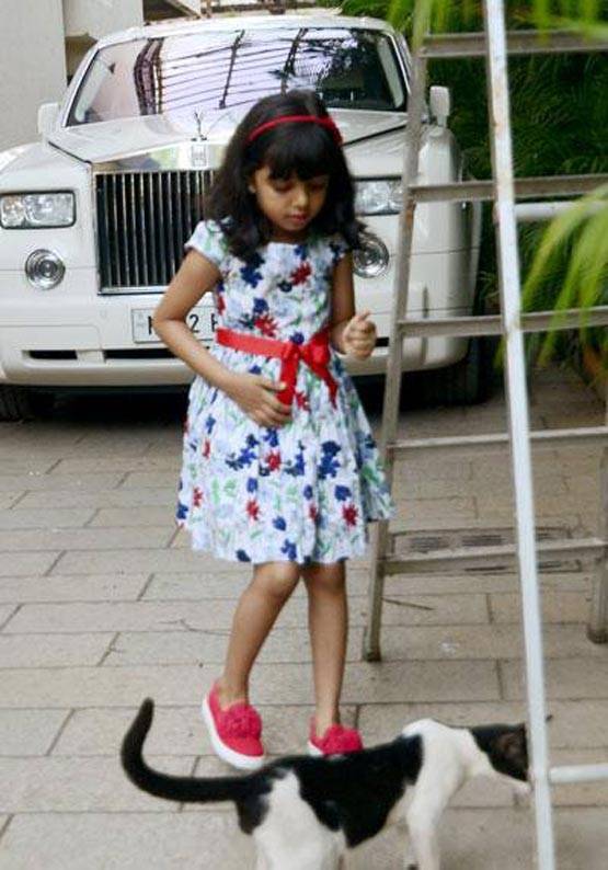 दादा के साथ फैंस से मिलीं आराध्या, बाद में बताया थोड़ी डरी हुई थी