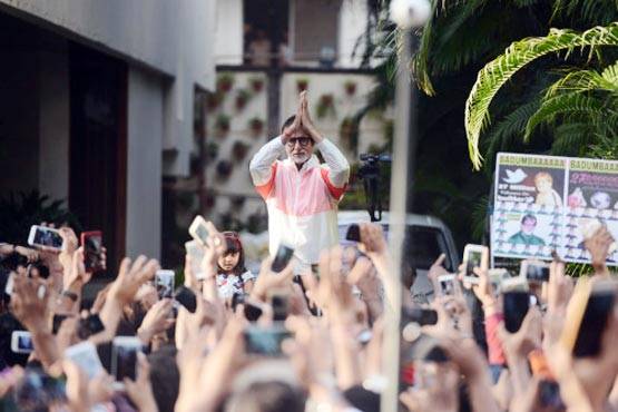 दादा के साथ फैंस से मिलीं आराध्या, बाद में बताया थोड़ी डरी हुई थी