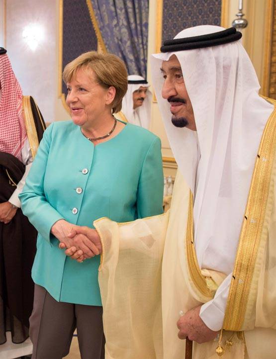 अपने देश में बैन किया बुर्का, अब बिना सिर ढके सऊदी अरब पहुंची मर्केल