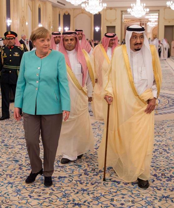 अपने देश में बैन किया बुर्का, अब बिना सिर ढके सऊदी अरब पहुंची मर्केल