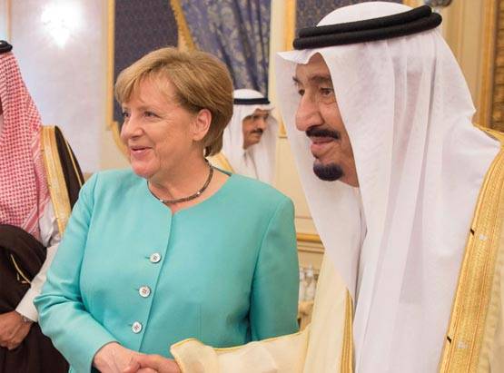 अपने देश में बैन किया बुर्का, अब बिना सिर ढके सऊदी अरब पहुंची मर्केल