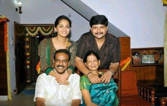 परिवार में सबसे छोटे हैं प्रभास, जानें बाहुबली स्टार्स की REAL FAMILY