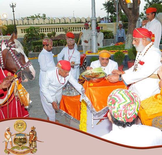 ऐशो-आराम की LIFE जी रहे थे ये राजा, अब एक कमरे के घर में बिताए 3 साल