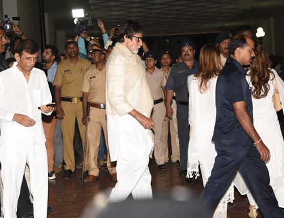 विनोद खन्ना की प्रार्थना सभा में परिवार सहित पहुंचे अमिताभ बच्चन