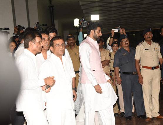 विनोद खन्ना की प्रार्थना सभा में परिवार सहित पहुंचे अमिताभ बच्चन