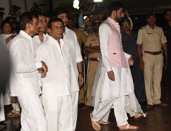 विनोद खन्ना की प्रार्थना सभा में परिवार सहित पहुंचे अमिताभ बच्चन