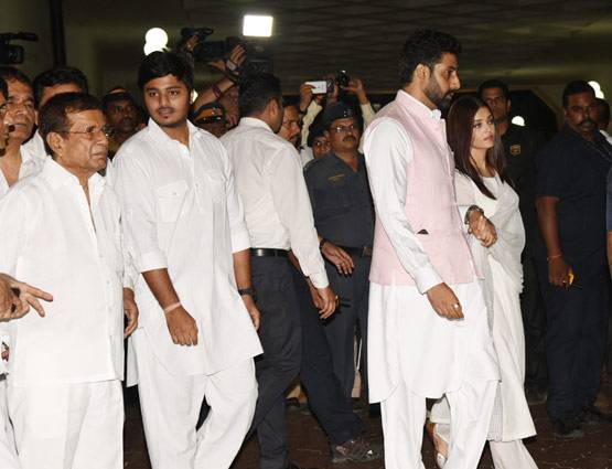 विनोद खन्ना की प्रार्थना सभा में परिवार सहित पहुंचे अमिताभ बच्चन