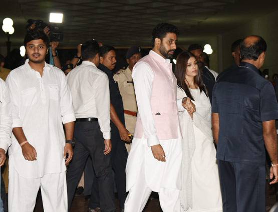 विनोद खन्ना की प्रार्थना सभा में परिवार सहित पहुंचे अमिताभ बच्चन