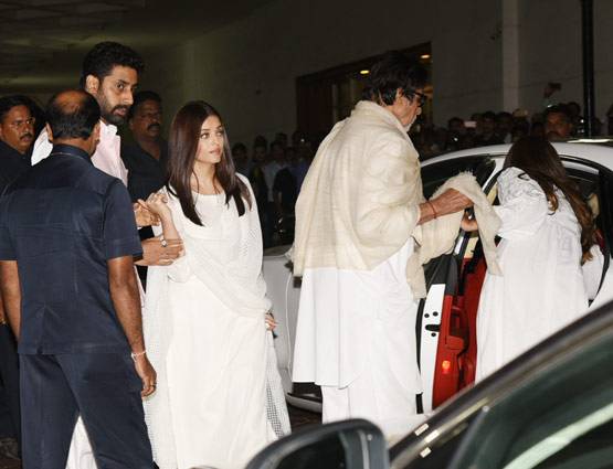 विनोद खन्ना की प्रार्थना सभा में परिवार सहित पहुंचे अमिताभ बच्चन