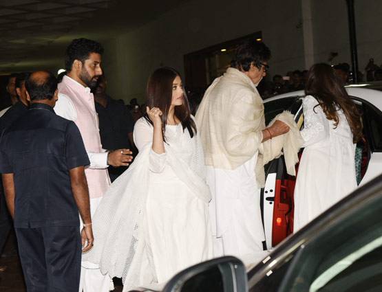 विनोद खन्ना की प्रार्थना सभा में परिवार सहित पहुंचे अमिताभ बच्चन