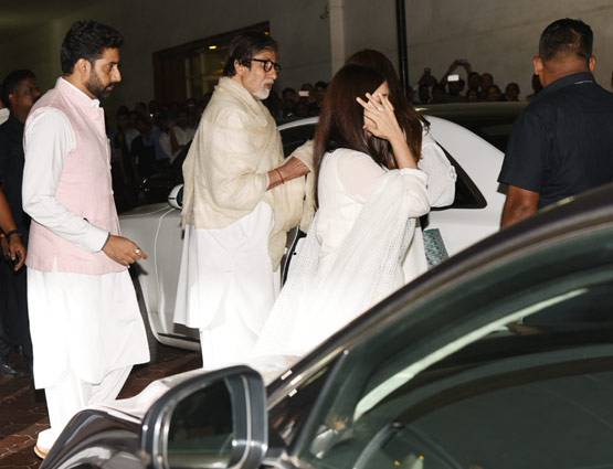 विनोद खन्ना की प्रार्थना सभा में परिवार सहित पहुंचे अमिताभ बच्चन