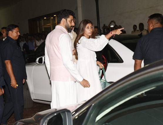 विनोद खन्ना की प्रार्थना सभा में परिवार सहित पहुंचे अमिताभ बच्चन