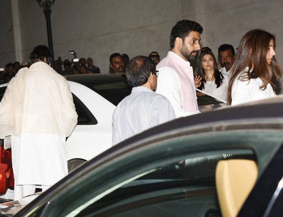 विनोद खन्ना की प्रार्थना सभा में परिवार सहित पहुंचे अमिताभ बच्चन