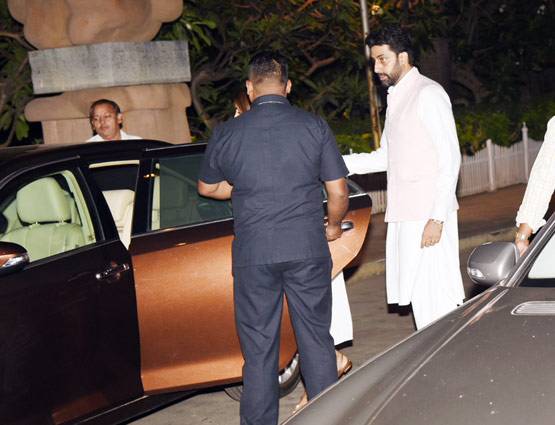 विनोद खन्ना की प्रार्थना सभा में परिवार सहित पहुंचे अमिताभ बच्चन