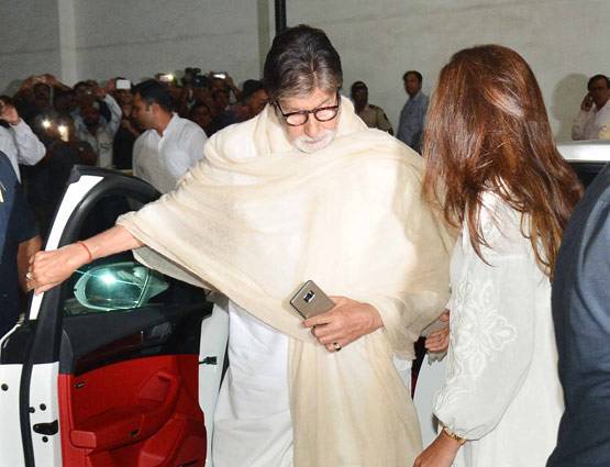 विनोद खन्ना की प्रार्थना सभा में परिवार सहित पहुंचे अमिताभ बच्चन