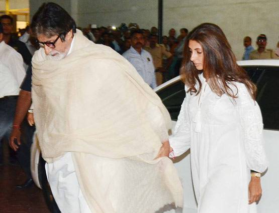 विनोद खन्ना की प्रार्थना सभा में परिवार सहित पहुंचे अमिताभ बच्चन