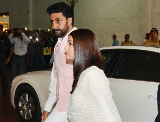 विनोद खन्ना की प्रार्थना सभा में परिवार सहित पहुंचे अमिताभ बच्चन