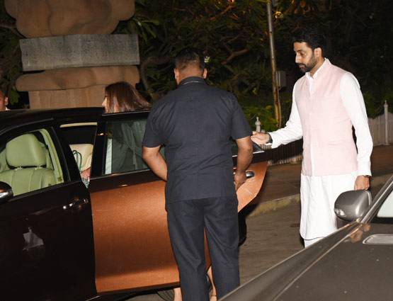 विनोद खन्ना की प्रार्थना सभा में परिवार सहित पहुंचे अमिताभ बच्चन