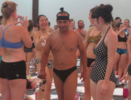 500 करोड़ की प्रॉपर्टी, ऐसी है इस 'हॉट योगगुरु' की LIFE