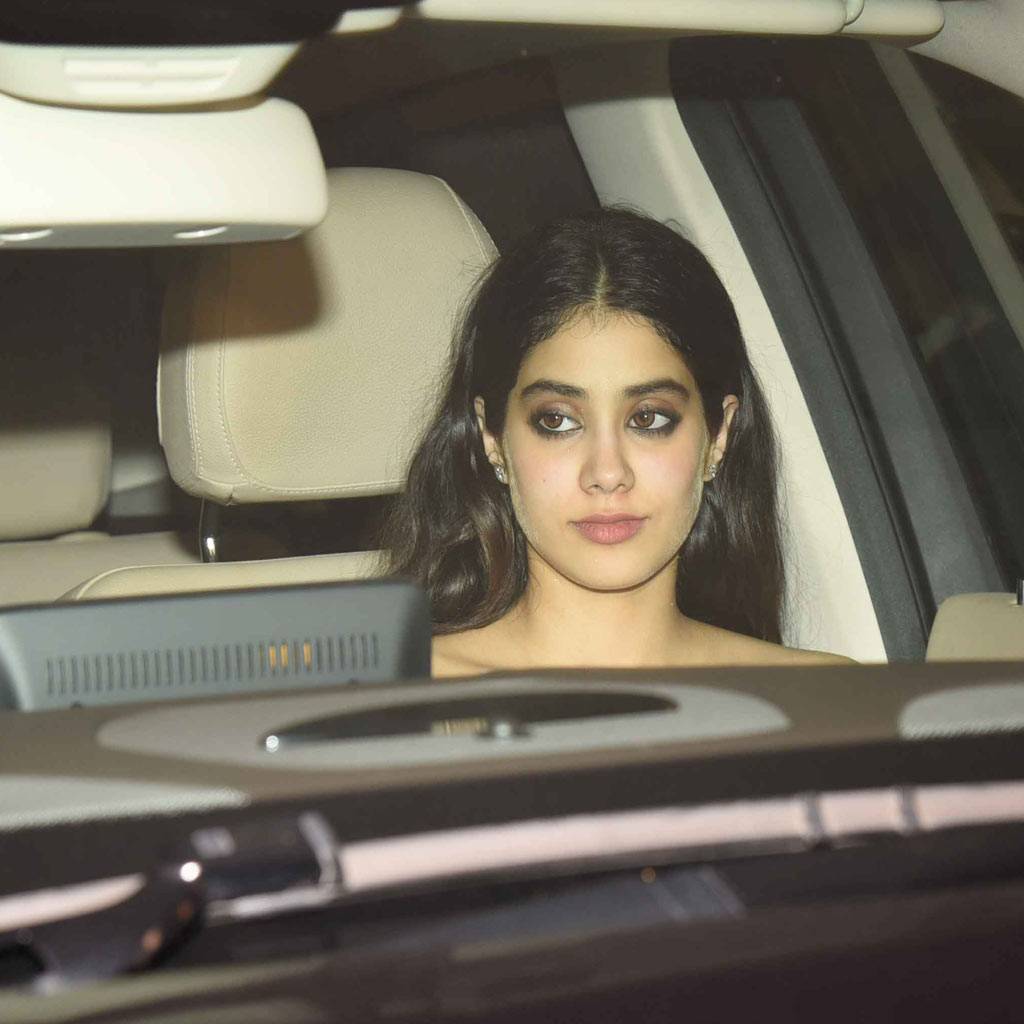 करण की पार्टी में टशन में पहुंचीं जाह्नवी और सारा, किसका लुक बेस्ट